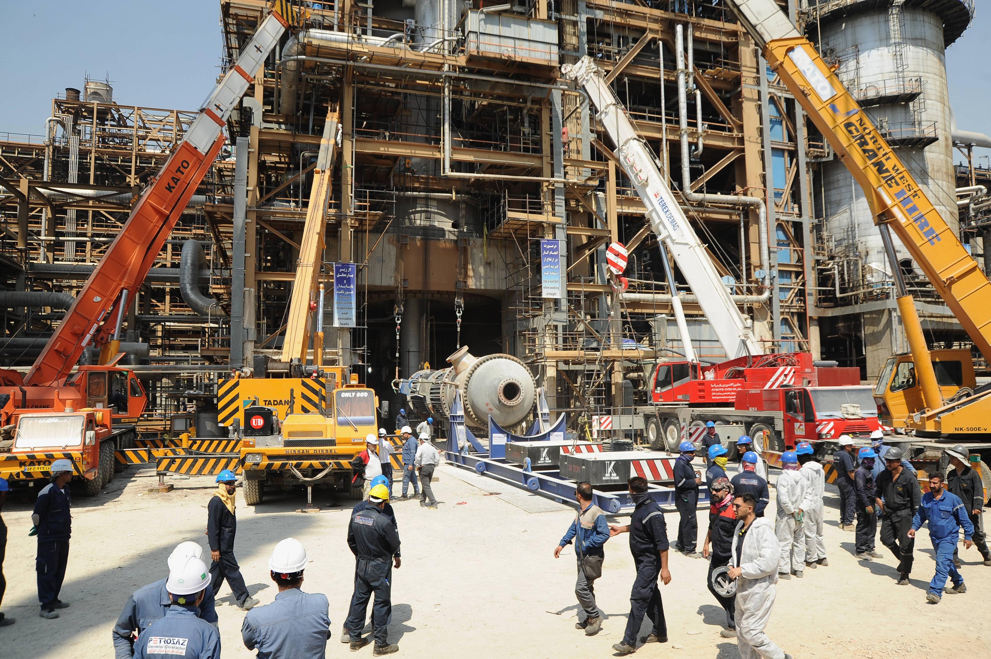 عملیات نصب تجهیزات سنگین در واحد RFCC